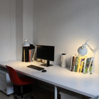 Location d'un espace de travail fixe dans une pièce indépendante avec une scénographe - Paris 13