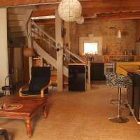 Bien de caractère dans château, 230 m2 divisés en 4 lofts, expo sud, terrasse. Idéal artiste.