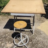 Table à dessin et tabouret réglable