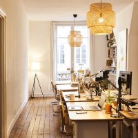 Postes à louer dans un beau bureau partagé