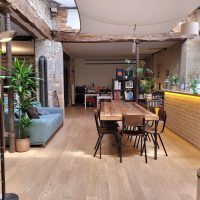 Espace de travail dans un local partagé avec des artistes et une entreprise
