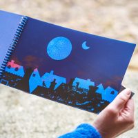 UN LIVRE AU PIED DU SAPIN