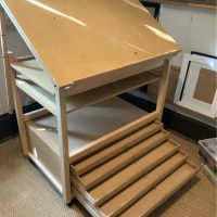 Vends meuble chevalet avec rangement de marque auboi