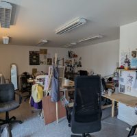 Bureau disponible dans un atelier d'auteurs et d'autrices de BD