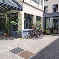 Espace de travail dans un local partagé avec des artistes et une entreprise