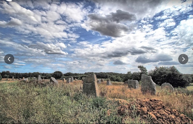 « Koad Sav Pell » – Site historique de la « Bataille de Saint-Aubin-du-Cormier » – Visite du Parc de sculptures monumentales de « MAB / Koad Sav Pell » – Site historique de la « Bataille de Saint-Aubin-du-Cormier » en présence de 3 artistes.