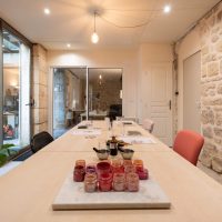 Deux espaces de travail dans un bel atelier